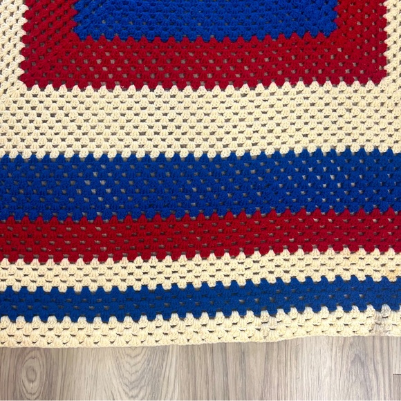 Vtg Granny Square RED WHITE BLUE CREAM Holiday /USA Crochet Afghan Throw Blanket - Picture 5 of 9